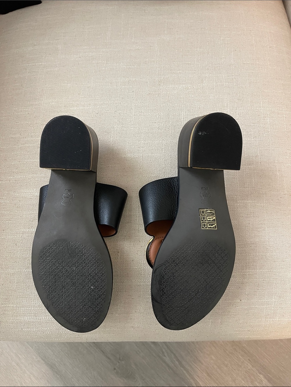 Tory Burch Patos Disc Sandals Like New
Sz 8.5M - Picture 3 of 3